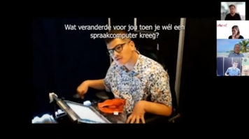 Jongeman die niet kan praten gebruikt spraakcomputer