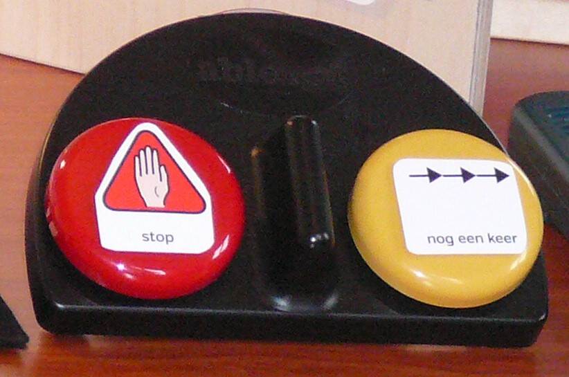 Een simpel apparaat met twee spraakknoppen, één zegt 'stop' en de ander 'nog een keer'